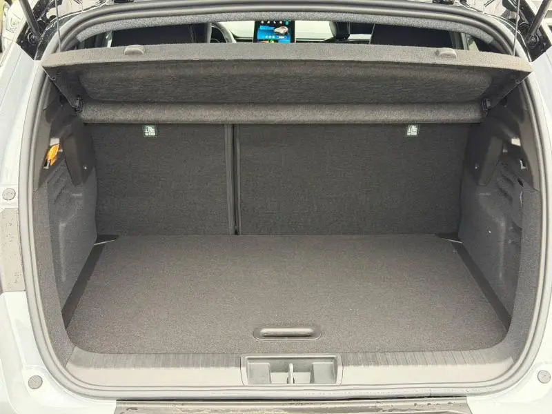 Coffre ouvert vu de l'arrière du Renault Captur 2026 gris Rafale/Noir Étoilé, espace de chargement vide et bien fini.