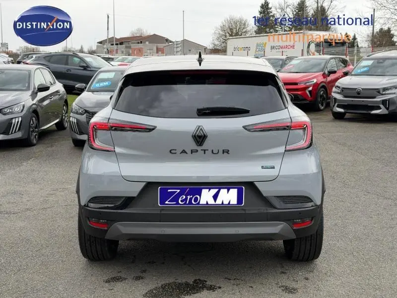 Vue arrière d'un Renault Captur 1.8 E-Tech full hybrid 160ch gris Rafale avec toit noir étoilé, immatriculé Zéro KM.