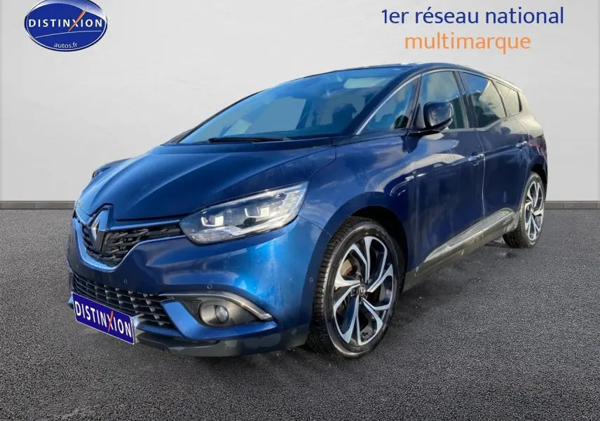 Renault Grand Scenic IV bleu en 3/4 avant droit, avec jantes alliage et feux LED allumés.
