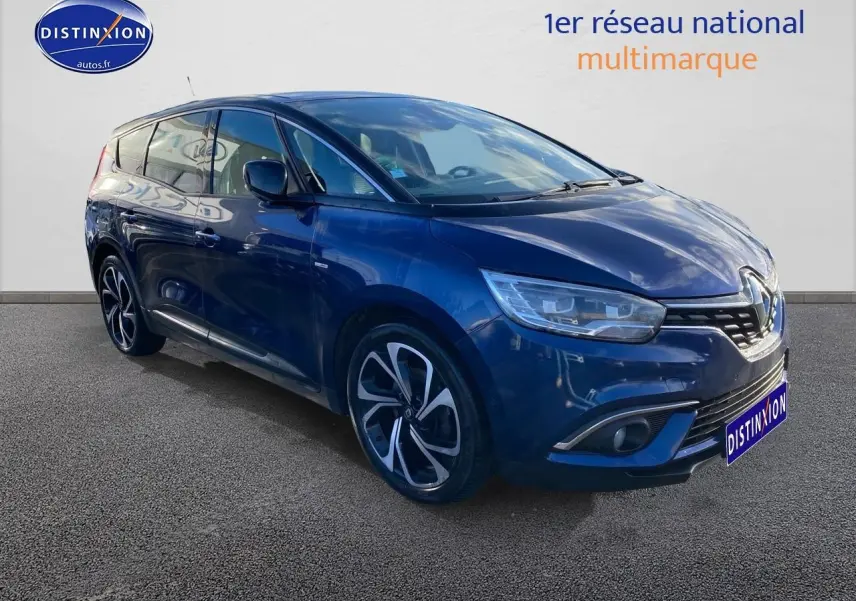 Renault Grand Scénic IV bleu en 3/4 avant droit, avec jantes alliage 20 pouces et phares LED distinctifs.
