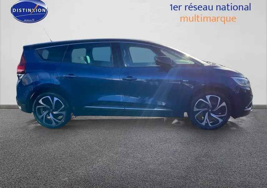 Renault Grand Scenic IV bleu en profil droit, avec jantes alliage et vitres surteintées, sur fond clair.