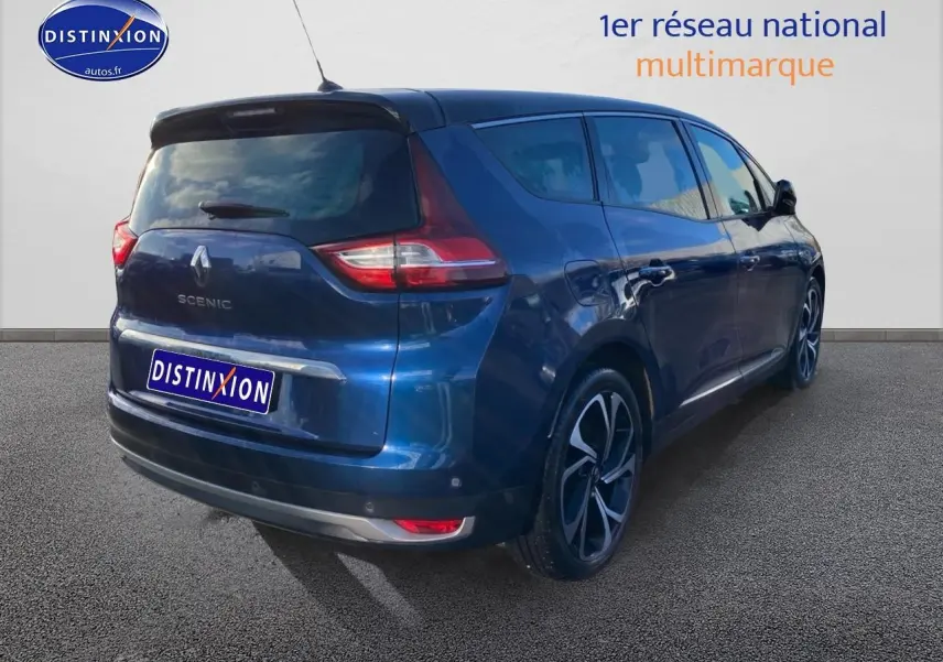 Vue 3/4 arrière droite d'un Renault Grand Scenic IV bleu avec jantes alliage 20 pouces et feux LED.