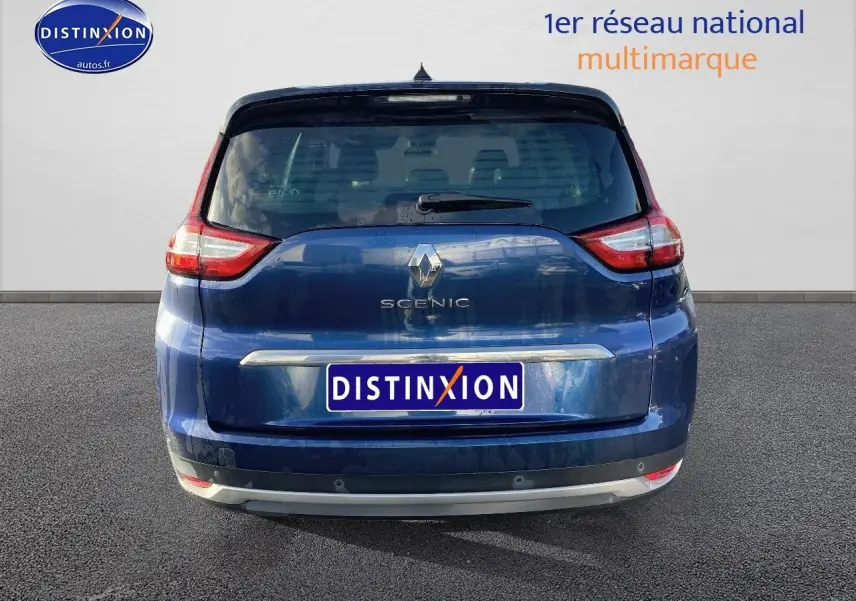 Vue arrière d’un Renault Grand Scenic IV bleu avec feux arrière distinctifs et logo au centre du hayon.