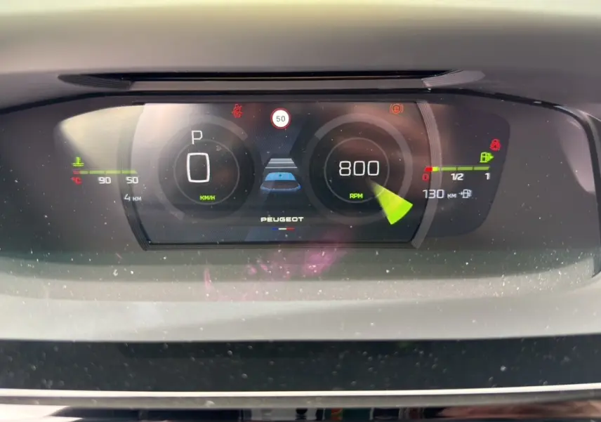 Affichage numérique du combiné d'instruments Peugeot 308 2026 montrant vitesse, régime et alertes en tableau de bord.