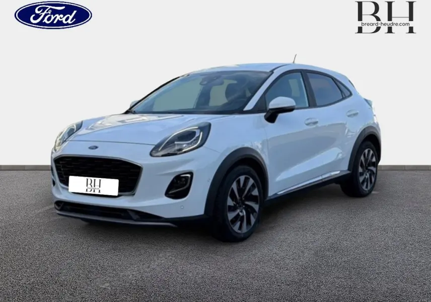 Ford Puma blanc Glacier en 3/4 avant droit, avec calandre noire et jantes alliage bicolores visibles.