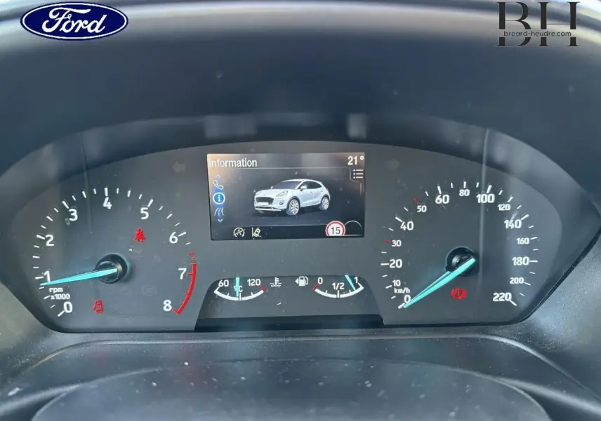 Vue rapprochée du tableau de bord du Ford Puma 2023 avec écran multifonction affichant le véhicule blanc glacier.