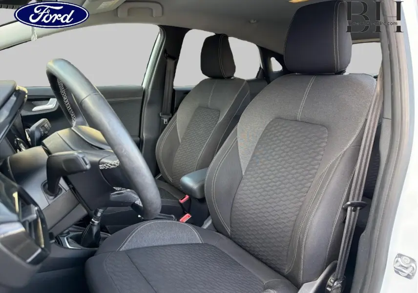 Vue intérieure côté conducteur du Ford Puma 2023, sièges tissu noir Kasbah avec surpiqûres contrastées.
