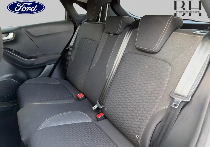 Vue intérieure de la banquette arrière en tissu noir Kasbah du Ford Puma 2023, avec ceintures et appuie-têtes visibles.