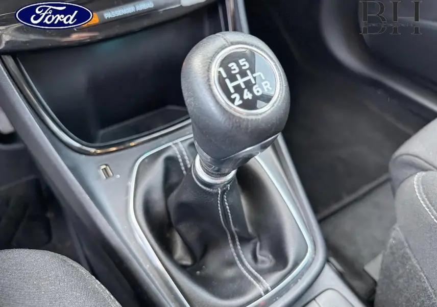 Gros plan sur le levier de vitesses manuel noir avec surpiqûres blanches dans l’habitacle d’une Ford Puma 2023.