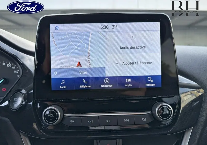 Écran tactile central du Ford Puma 2023 avec navigation et commandes audio, vue intérieure frontale.