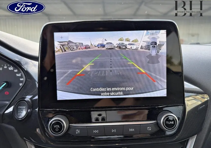Écran tactile intérieur du Ford Puma 2023 montrant la caméra de recul avec lignes de guidage colorées.