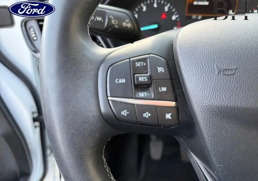Gros plan sur le volant multifonction noir du Ford Puma 2023, avec commandes de régulateur et audio visibles.