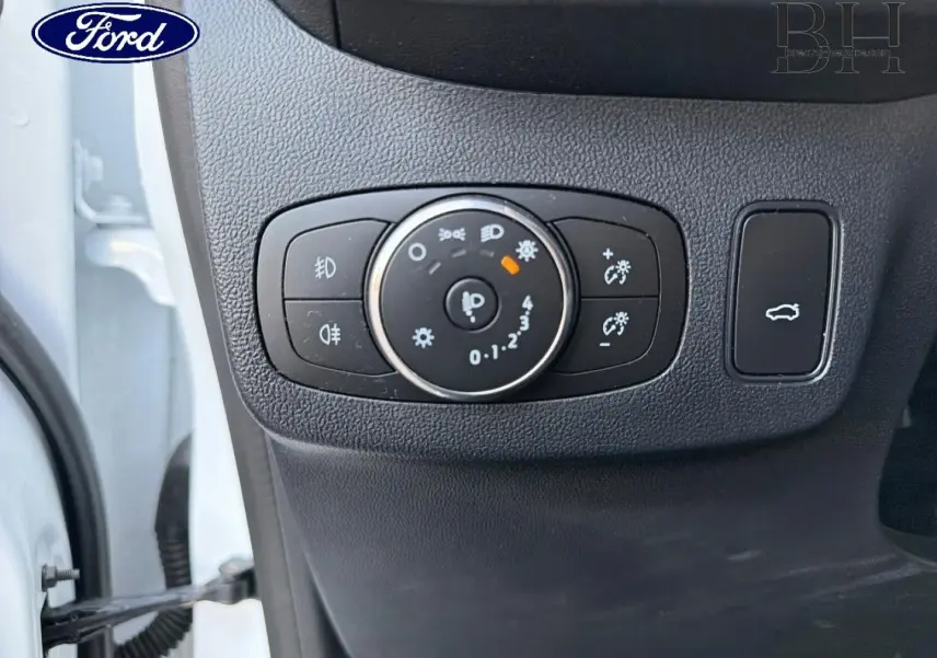 Détail du panneau de commandes d’éclairage et ouverture du hayon sur Ford Puma blanc Glacier 2023.