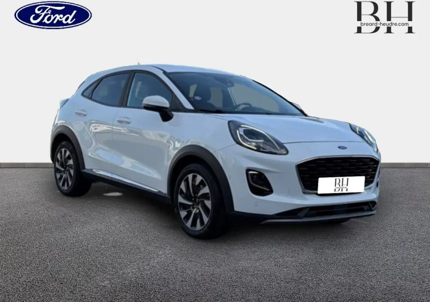 Ford Puma blanc glacier vu en 3/4 avant droit, avec calandre noire et jantes alliage bicolores.