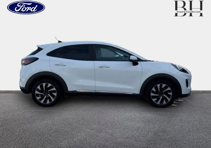 Vue de profil droit du Ford Puma blanc Glacier 2023 avec vitres arrière surteintées et jantes noires bicolores.