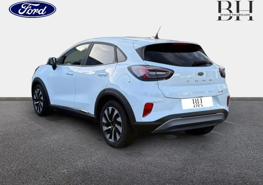Vue 3/4 arrière droite d'un Ford Puma blanc glacier avec vitres arrière surteintées et jantes noires.