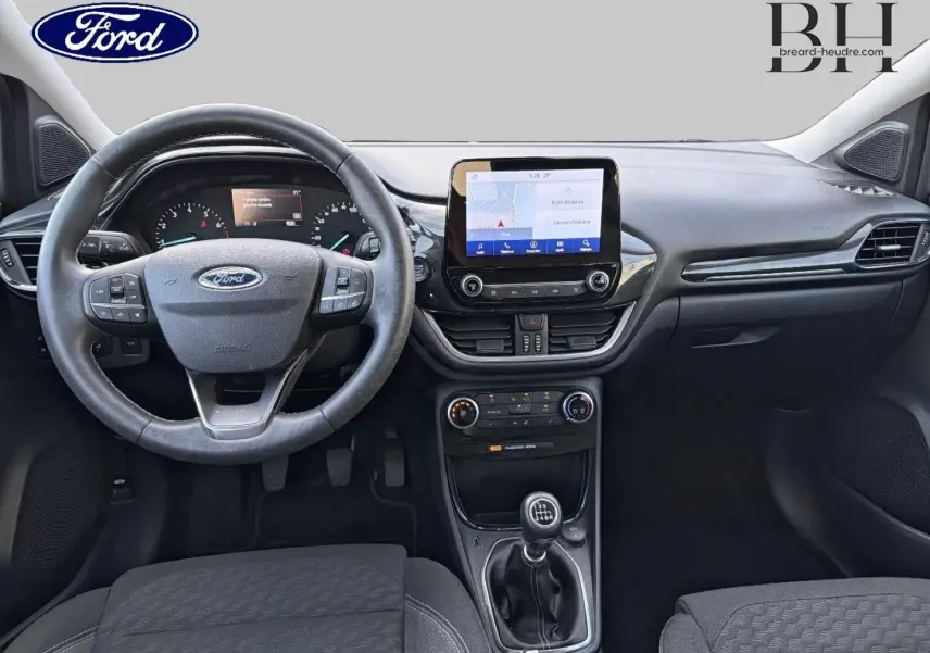Vue intérieure frontale du tableau de bord et volant noir du Ford Puma 2023 avec écran tactile et boîte manuelle.