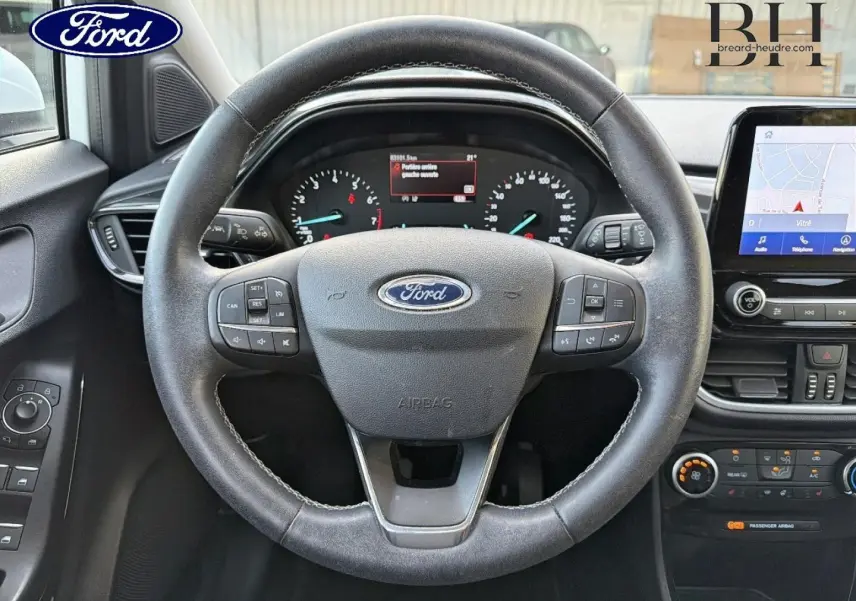 Vue centrée sur le volant noir multifonction du Ford Puma 2023 avec tableau de bord et écran tactile visible.