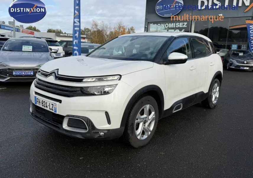 Vue 3/4 avant d'un Citroën C5 Aircross blanc nacré avec jantes alliage et détails noirs contrastants.
