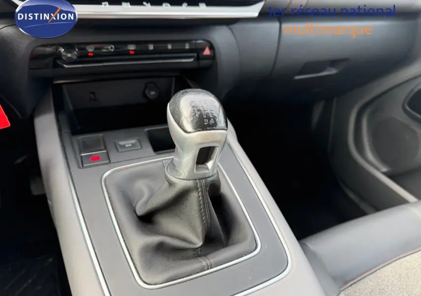 Le levier de vitesses manuel en gros plan au centre de la console d'une Citroën C5 Aircross blanc nacré, intérieur noir.