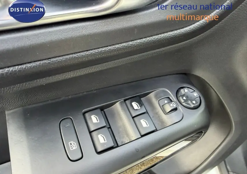 Gros plan sur les commandes de lève-vitres et rétroviseurs côté conducteur d'une Citroën C5 Aircross blanc nacré.