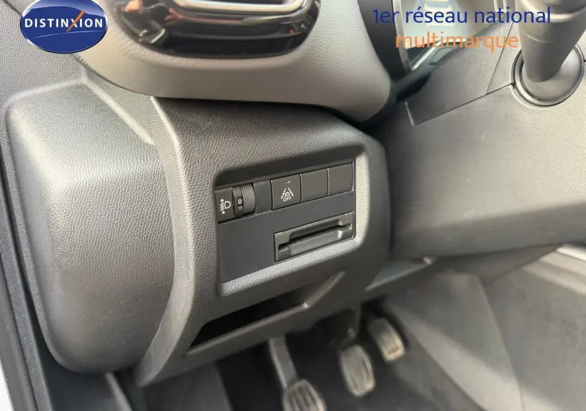 Détail de la console côté conducteur du Citroën C5 Aircross blanc nacré, montrant les commandes d’éclairage et les pédales.