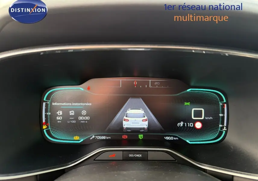 Tableau de bord numérique du Citroën C5 Aircross avec affichage de la vitesse, autonomie et assistance à la conduite.