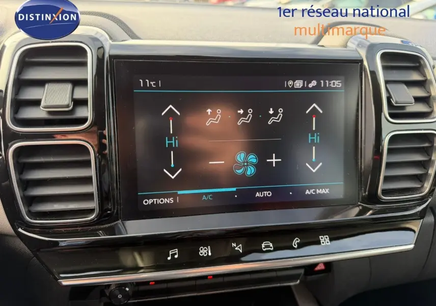 Tableau de bord de Citroën C5 Aircross blanc nacré, vue frontale centrée sur l'écran tactile de climatisation.