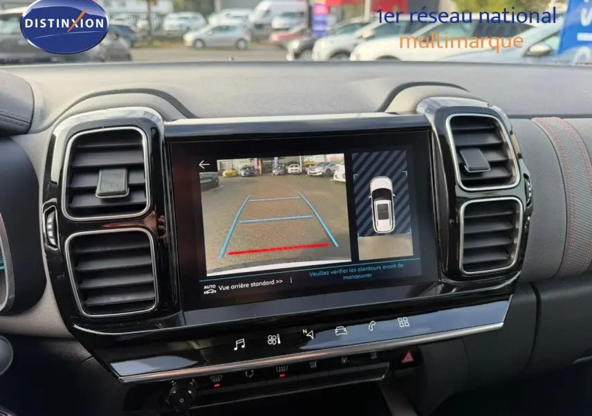 Vue intérieure du tableau de bord du Citroën C5 Aircross blanc nacré, mettant en valeur l'écran tactile avec caméra de recul.