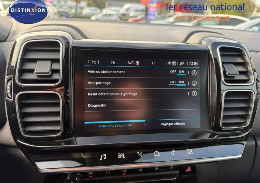 Vue intérieure centrée sur l’écran tactile du tableau de bord du Citroën C5 Aircross blanc nacré, avec commandes visibles.