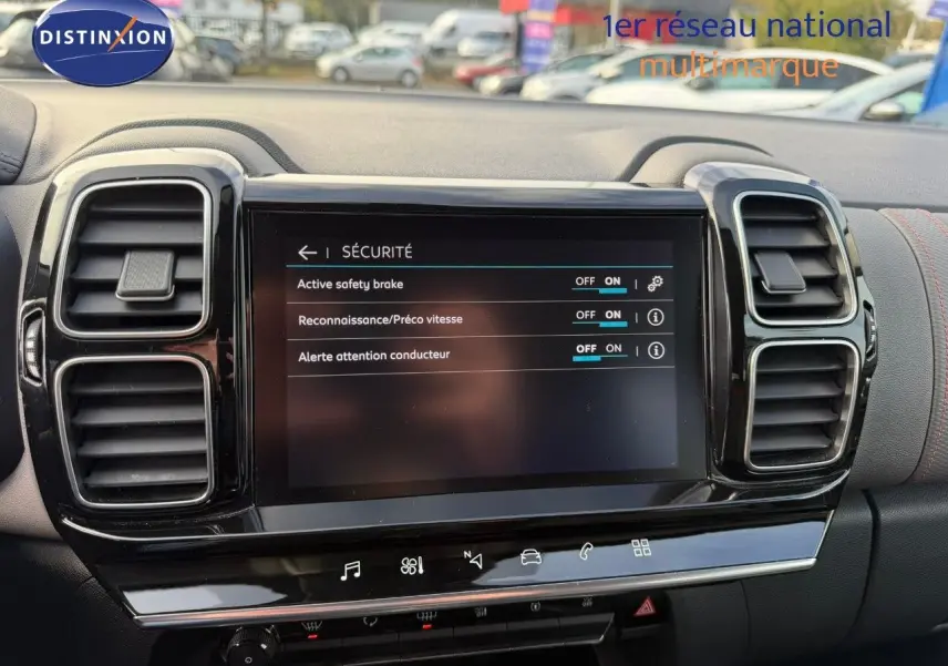 Écran tactile central du tableau de bord du Citroën C5 Aircross 2019 affichant les réglages de sécurité.