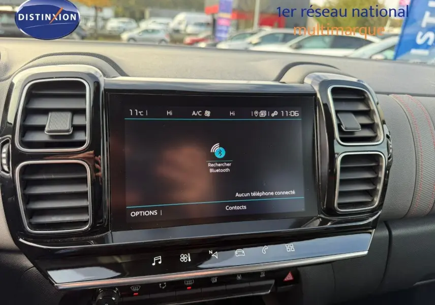 Vue rapprochée de la console centrale du Citroën C5 Aircross blanc nacré, avec écran tactile et aérateurs noirs.