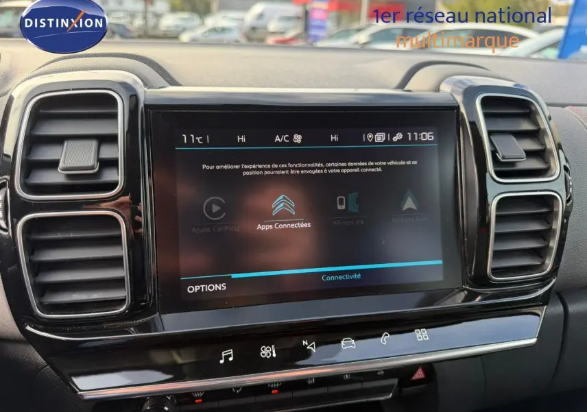 Vue rapprochée de l’écran tactile central et des aérateurs du tableau de bord d’un Citroën C5 Aircross blanc nacré.