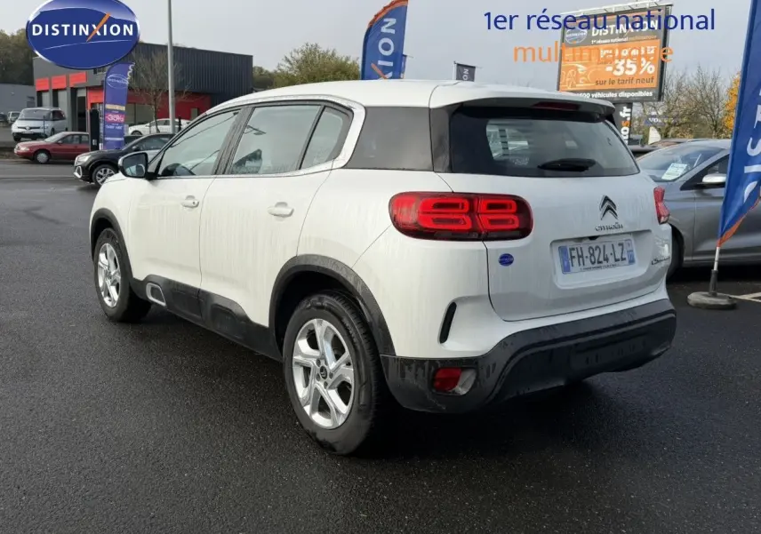 Vue 3/4 arrière droite d’un Citroën C5 Aircross blanc nacré avec feux arrière LED et jantes alliage argentées.