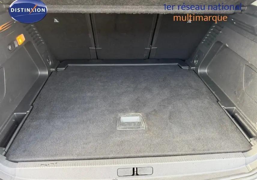 Vue plongeante sur le coffre spacieux et propre du Citroën C5 Aircross blanc nacré, avec plancher plat et revêtement noir.