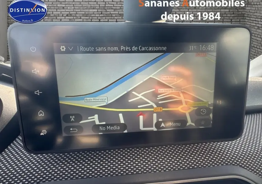 Écran tactile Media NAV du tableau de bord du Dacia Jogger blanc, affichant une carte de navigation.