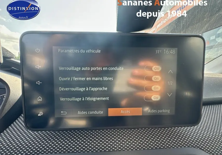 Écran tactile central du tableau de bord du Dacia Jogger blanc, affichant les paramètres d'accès au véhicule.