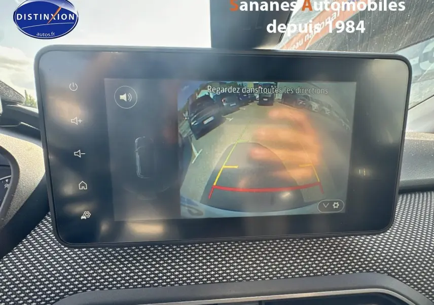 Écran tactile du tableau de bord du Dacia Jogger blanc montrant la caméra de recul en action.