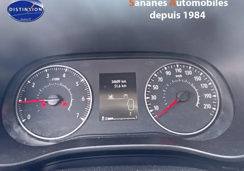 Vue rapprochée du tableau de bord noir du Dacia Jogger 2023, affichant compte-tours, vitesse et écran digital.