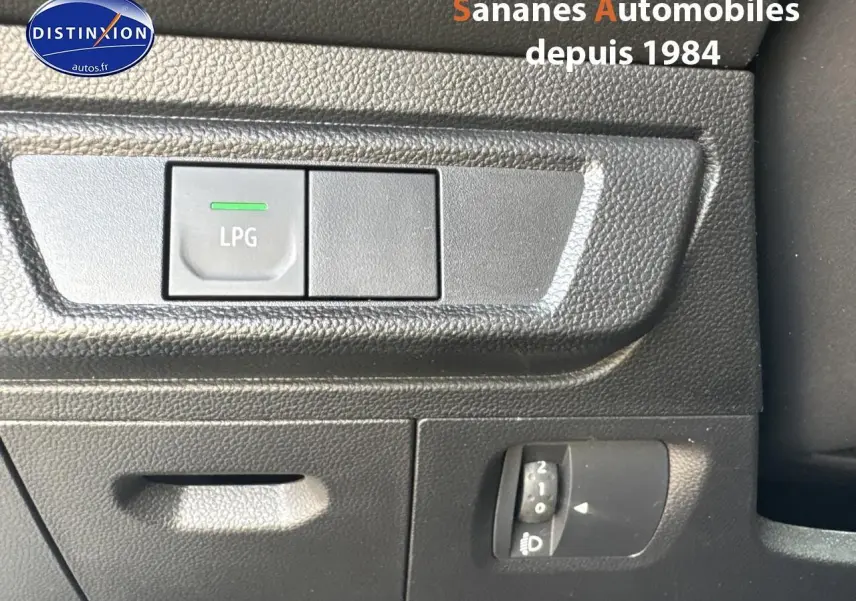 Gros plan sur le bouton LPG de la console intérieure noire du Dacia Jogger blanc, version 2023 bicarburation.