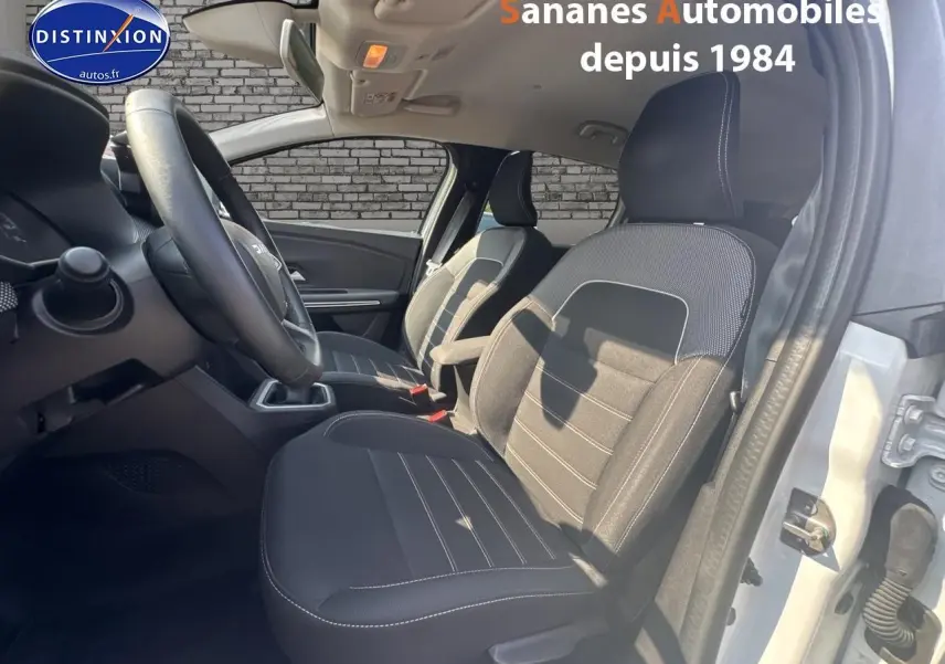 Intérieur de la Dacia Jogger 2023, vue côté gauche avant, sièges tissu noirs et volant réglable.