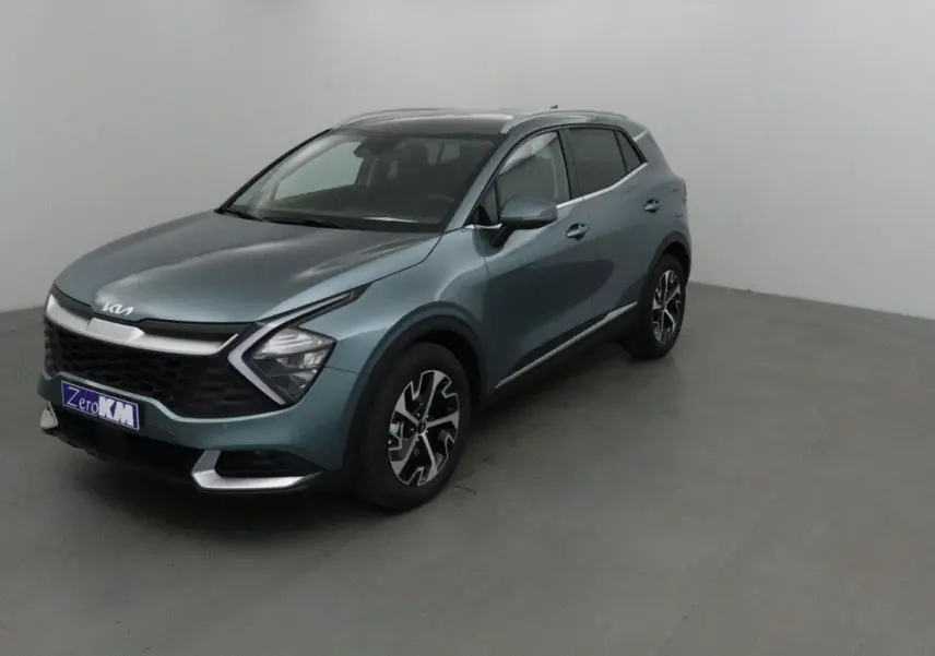 KIA SPORTAGE gris Sirius en 3/4 avant droit, avec calandre noire et jantes alliage bicolores.