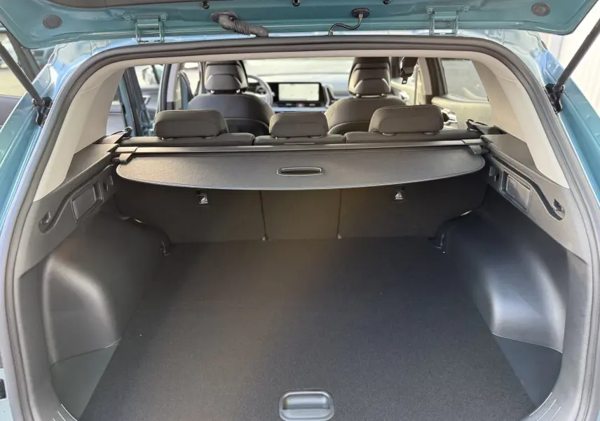 Vue intérieure du tableau de bord du KIA SPORTAGE 2025 gris Sirius, avec écran tactile large et commandes modernes.