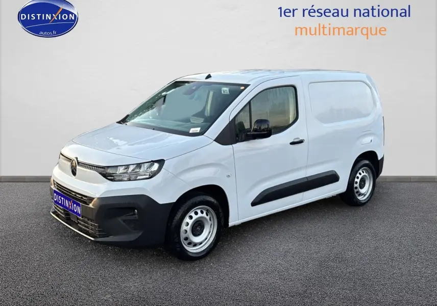 Vue 3/4 avant droit d’un Citroën Berlingo Fourgon blanc avec porte latérale coulissante et jantes acier.