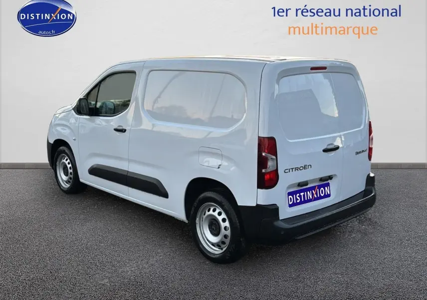 Vue 3/4 arrière droite d'un Citroën Berlingo Fourgon blanc avec porte latérale coulissante et double portes arrière.