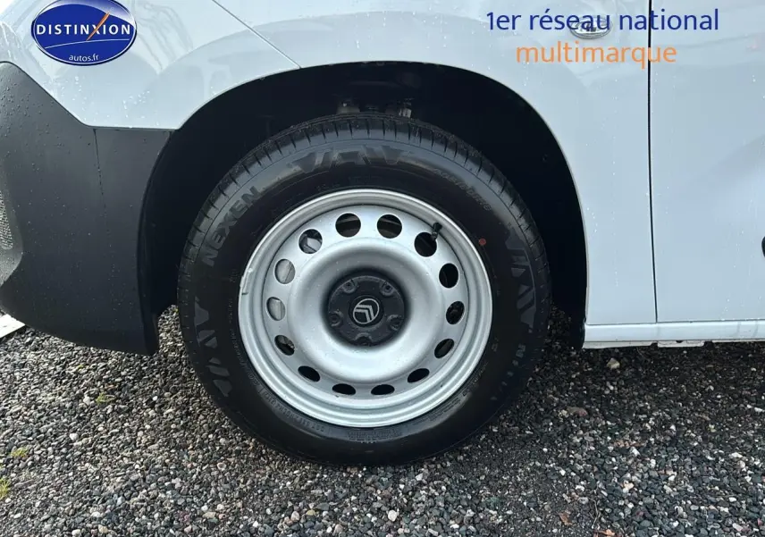 Gros plan sur la roue arrière droite d’un Citroën Berlingo Fourgon blanc avec jante acier et logo Citroën central.