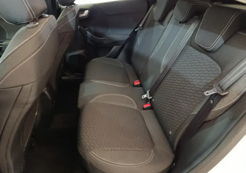 Vue intérieure côté droit des sièges arrière noirs avec surpiqûres blanches du Ford Puma 2022 blanc hybride.