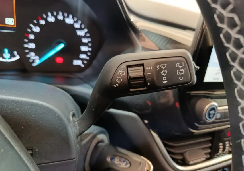 Gros plan sur la commande d’essuie-glace côté droit du tableau de bord d’un Ford Puma blanc 2022.