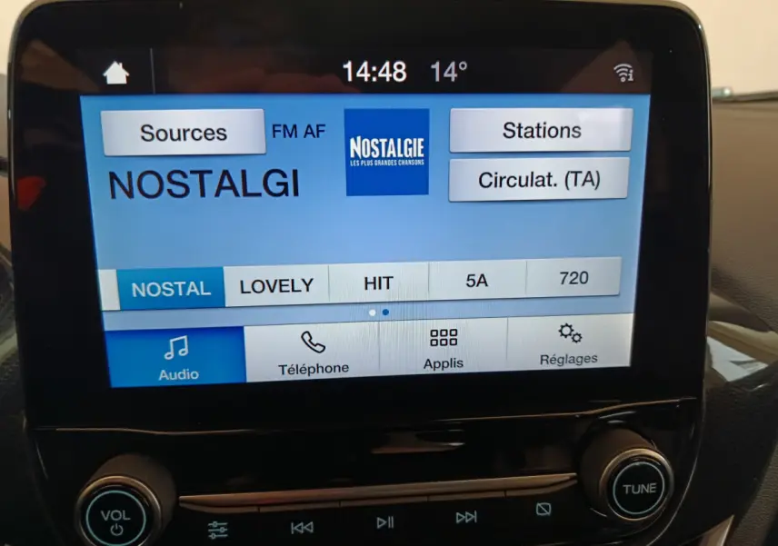 Écran tactile central du Ford Puma 2022 affichant la radio Nostalgie avec commandes audio et téléphone visibles.