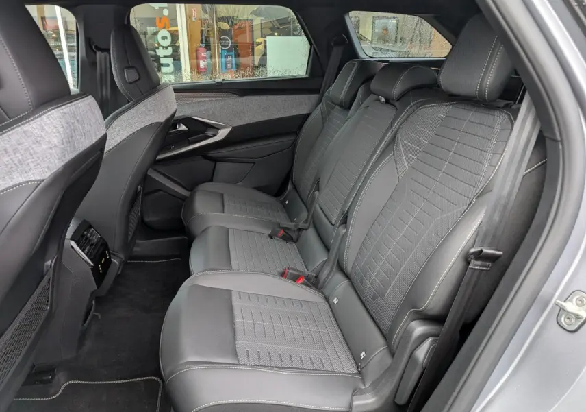 Vue latérale droite de la banquette arrière grise en tissu et cuir du Peugeot 5008 GT 2025 hybride essence.
